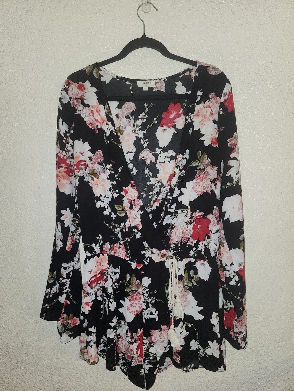 🖤🌸🌹EUC Umgee "Boho Floral Deep V-Neck Long Bell🔔Sleeves Shorts Romper" Large - Picture 2 of 11